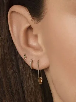 серьги в ухе