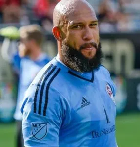 Билли Айлиш - синдром Туретта