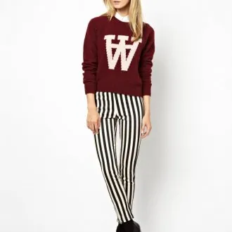Бордовая и белая блузка с полосатыми брюками