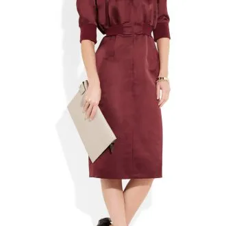 Бордовое вечернее платье с бежевым клатчем и черными туфлями