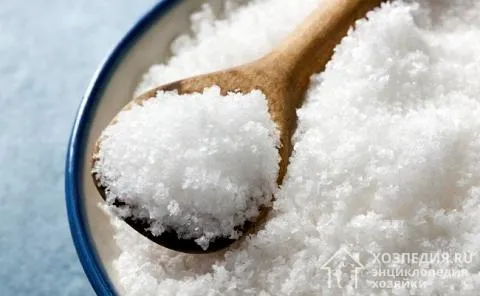 Морская соль является эффективным средством для удаления пятен от красителей, но ее не следует использовать, если есть царапины, порезы или раздражение