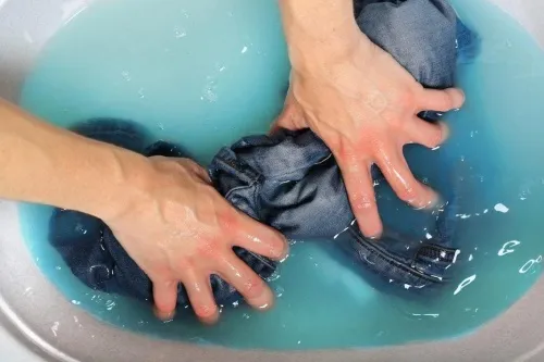 Стирайте джинсы вручную.