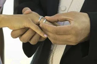 Обручальное кольцо в руке невесты