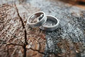 Парные кольца из бревна