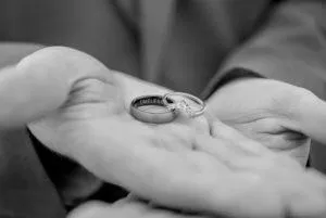 Кольца на руке девушки