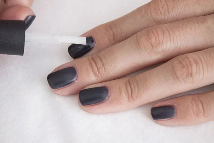 Атласный ледяной маникюр