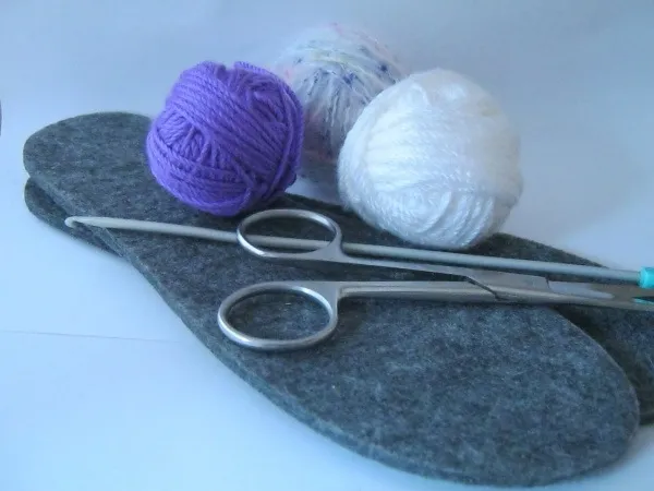 Вязаные тапочки крючком на войлочной подошве для начинающих. Схема