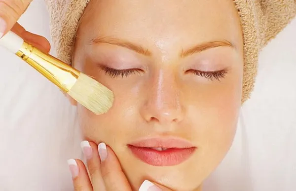 Перед нанесением тканевой маски следует провести пилинг лица.