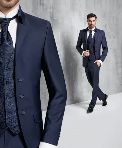 Посмотрите фотографии действующих политиков, чтобы убедиться, что это правило этикета действительно работает!