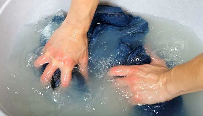 Замочите джинсы в тазике.