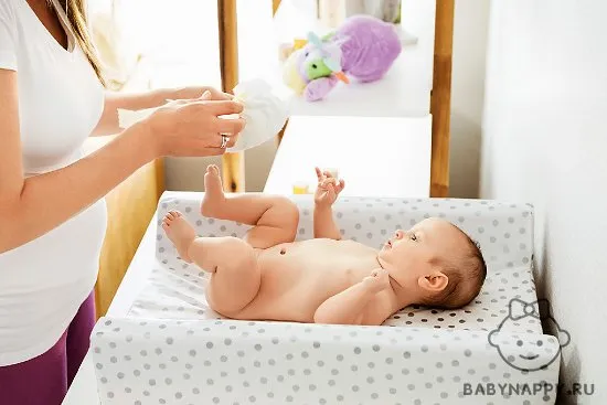 smena-podguznika-na-pelenalnom-stolike