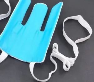 Изготовлен из пластика и микрофибры