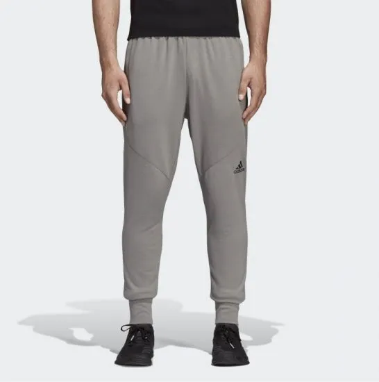 Человек в спецодежде.