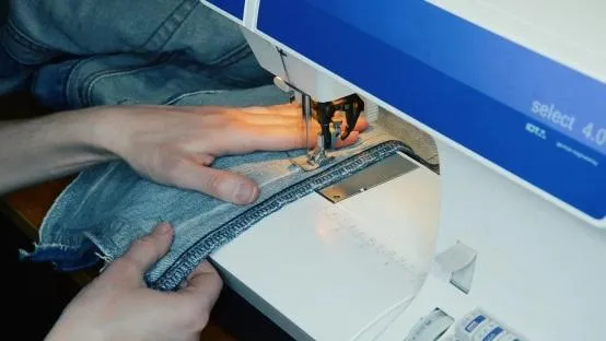 боковой шов узких джинс