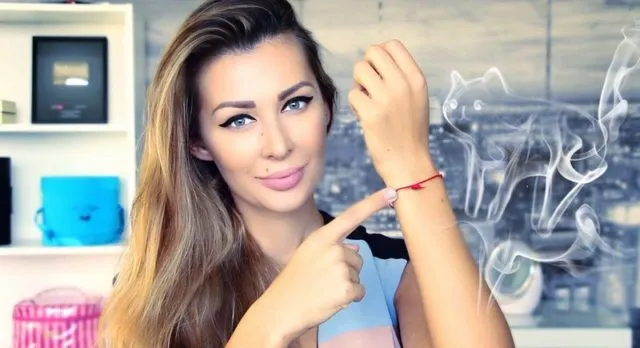 Красная нить на руке у девушки