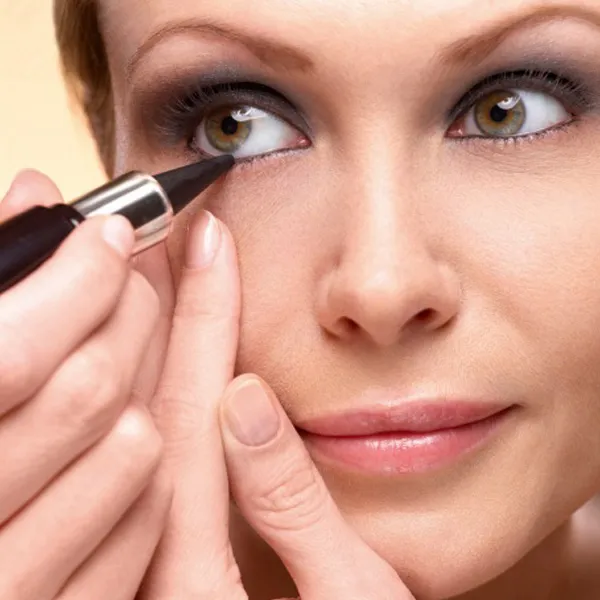 Подводка для глаз: что это такое и как ею пользоваться?