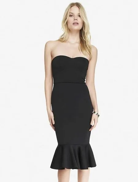 Платье с одним воланом на подоле