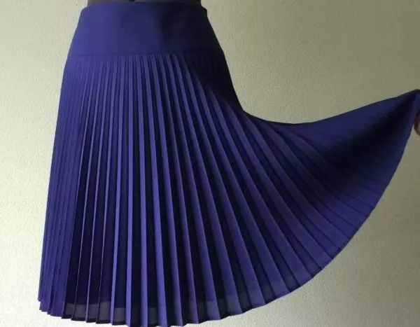 Синяя плиссированная юбка