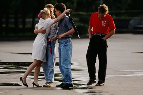 Молодой человек в джинсах
