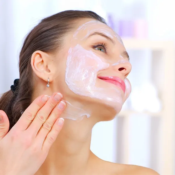 девушка наносит крем