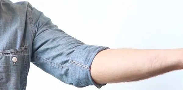 Как закатать рукава на рубашке – способ 2