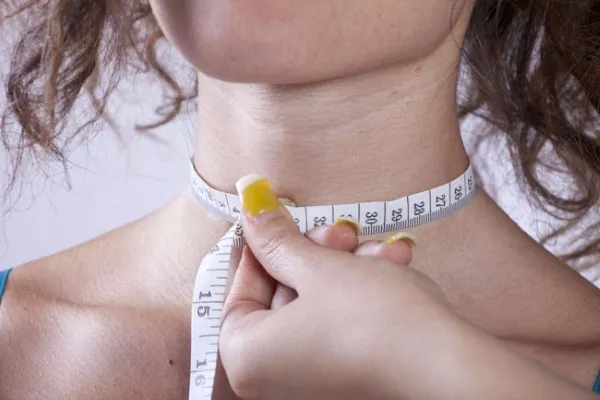 Манишка для девочек с ножницами. Дизайн и инструкции для начинающих, малыш с пуговицами.