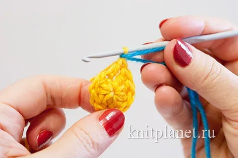 Начало вязания 2-ого ряда. Связали первый столбик и отметили первую петлю второго ряда маркером