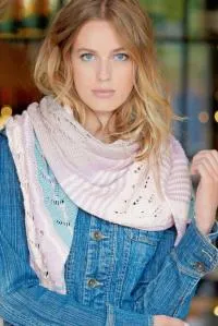 Как связать спицами разноцветный платок с ажурным рисунком